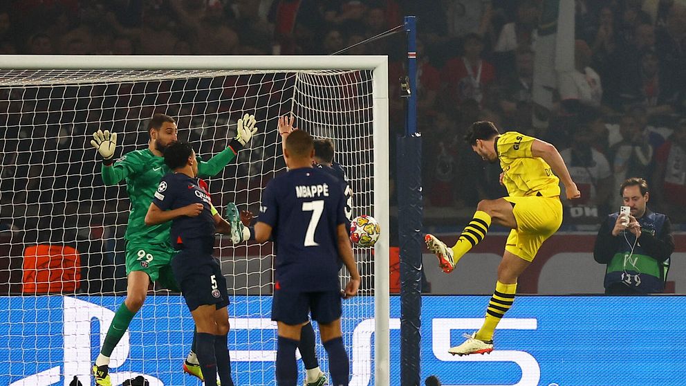 Mats Hümmels nickar in 1-0 för Dortmund.