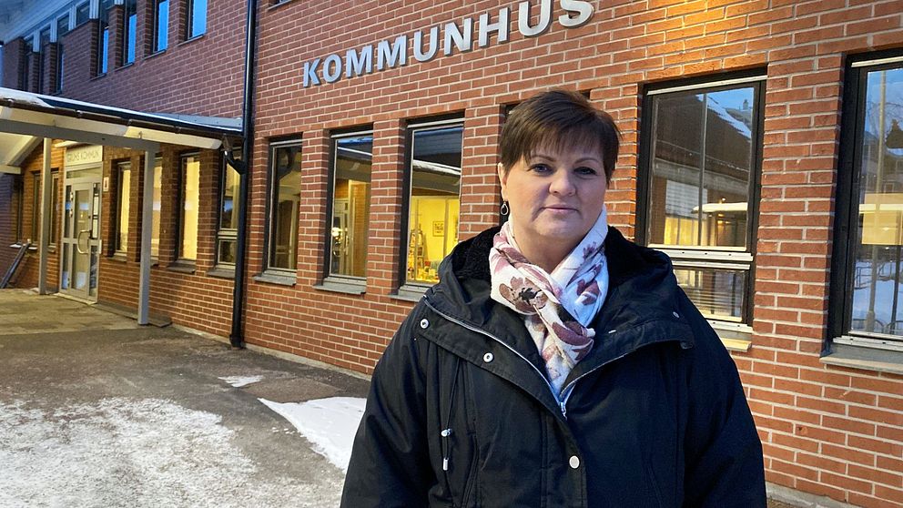 Malin Hagström, (S) kommunalråd i Grums, står utanför kommunhuset.