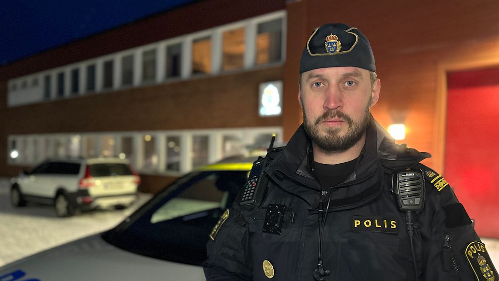 Polisbil och polis i Hemavan under Student Ski