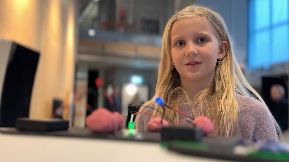 Ebba Marklund testar att göra en elektrisk seriekoppling