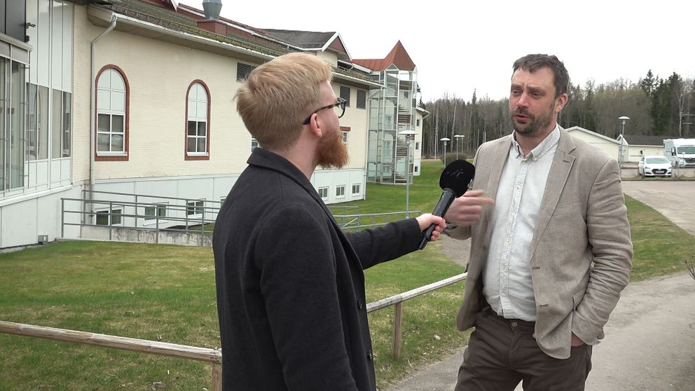 Henrik Frykberger blir intervjuad av SVT Värmland framför en kommunal byggnad i Sunne