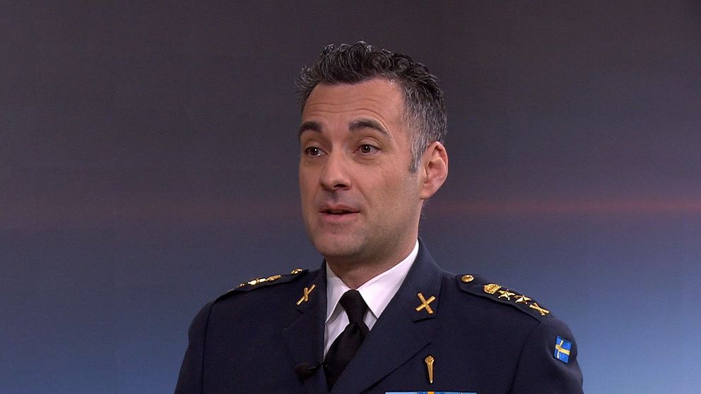 En person i militär uniform intervjuas i en tv-studio med texten ”Försvarsmakten tar steget ut i rymden” i bilden. Nyhetsrubriker inkluderar ”Militär satellit uppskjuten” och ”Terrorledare dödad i Syrien” med aktuell tid och programnamnet ”Morgonstudion”.