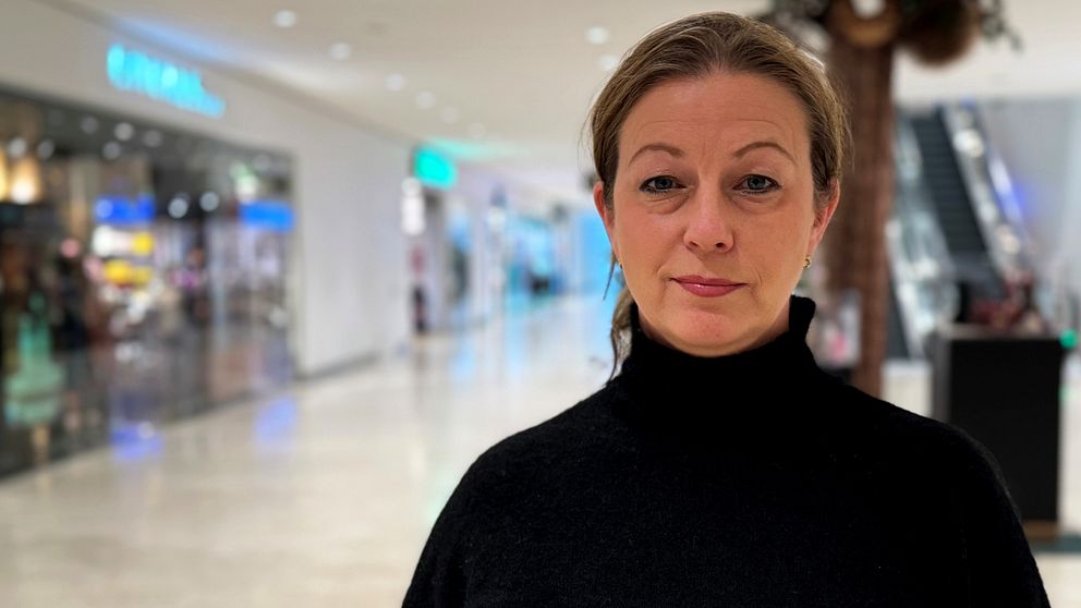 En person står framför en gång i ett köpcentrum, med butiker på båda sidor. Belysningen är mjuk och belyser den moderna, öppna miljön. Bakom personen kan man se displayer och skyltar från olika affärer. Jessica Wikestam är marknadschef på Kungsmässan och berättar om hur rutinerna gick till vid skottlossningen.