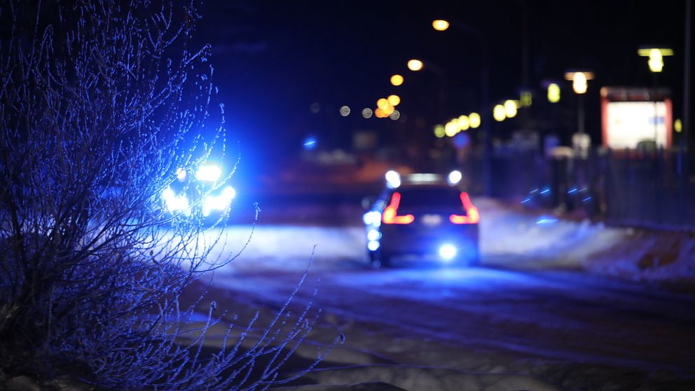 Polisbilar utanför en fastighet i industriområdet Näringen