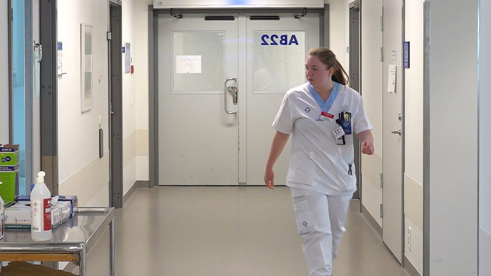 Sjuksköterskan Wilma Andersson går i en sjukhuskorridor