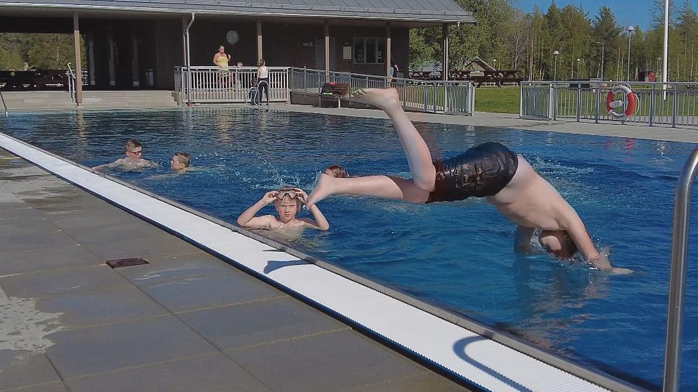 barn som dyker ned i poolen