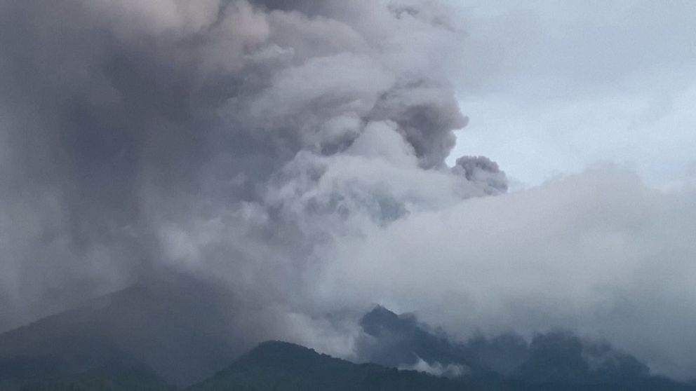 Stora rökmoln från en vulkan på Indonesien.