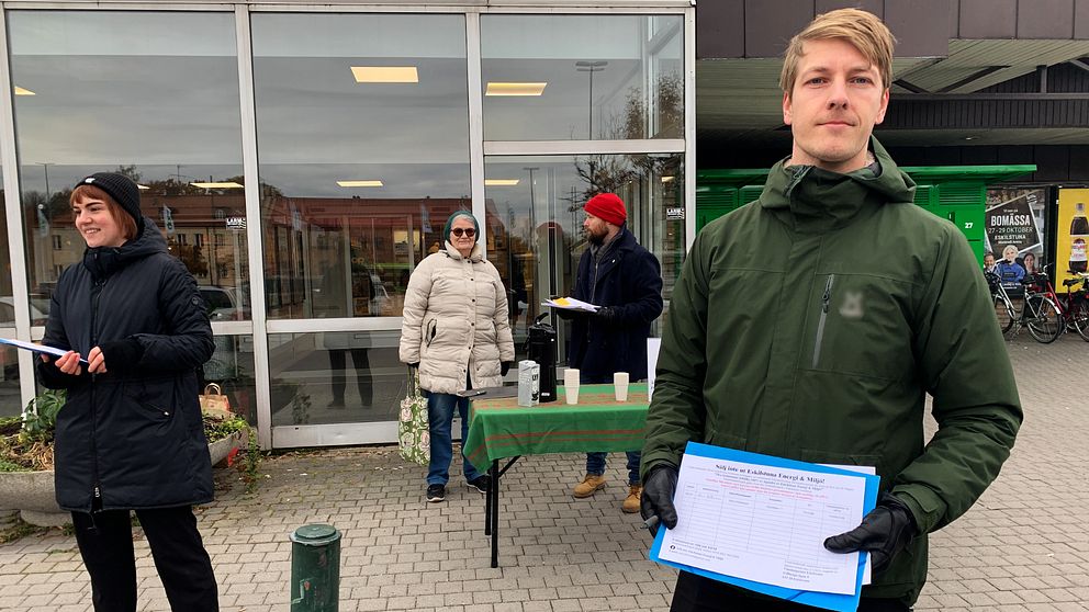 Vänsterpartiets ordförande i Eskilstuna Adam Määttä samlar in underskrifter för en folkomröstning utanför en matbutik