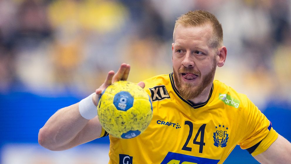 Jim Gottfridsson med en boll i handen.
