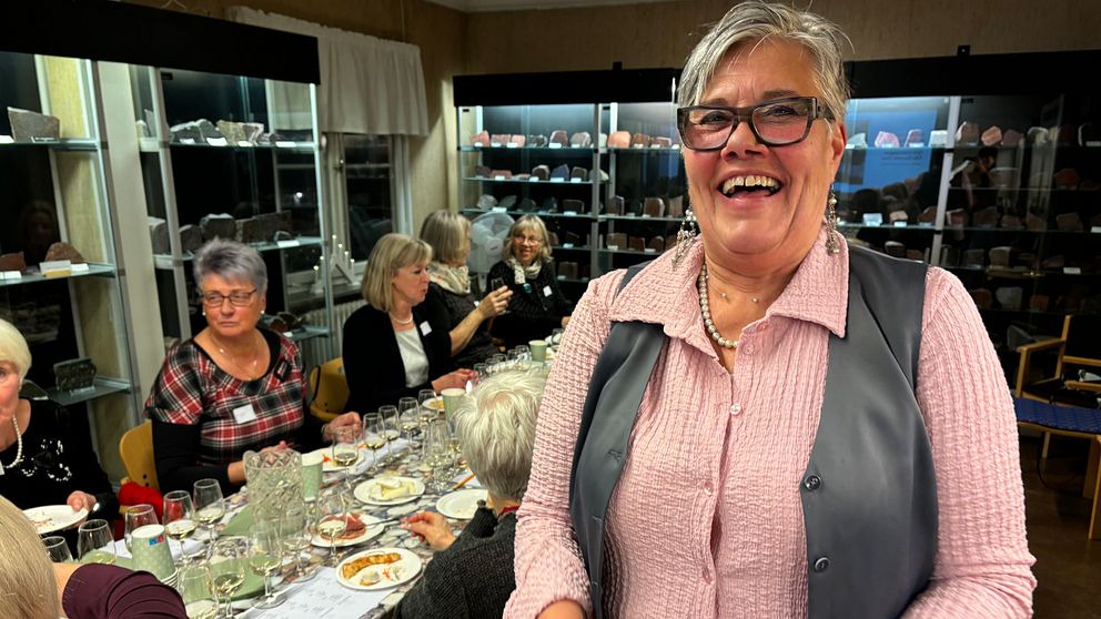 Kerstin Hedvall är kommittéansvarig för Vänkretsen för singlar. Här står hon vid bordet under en pågående champagneprovning.