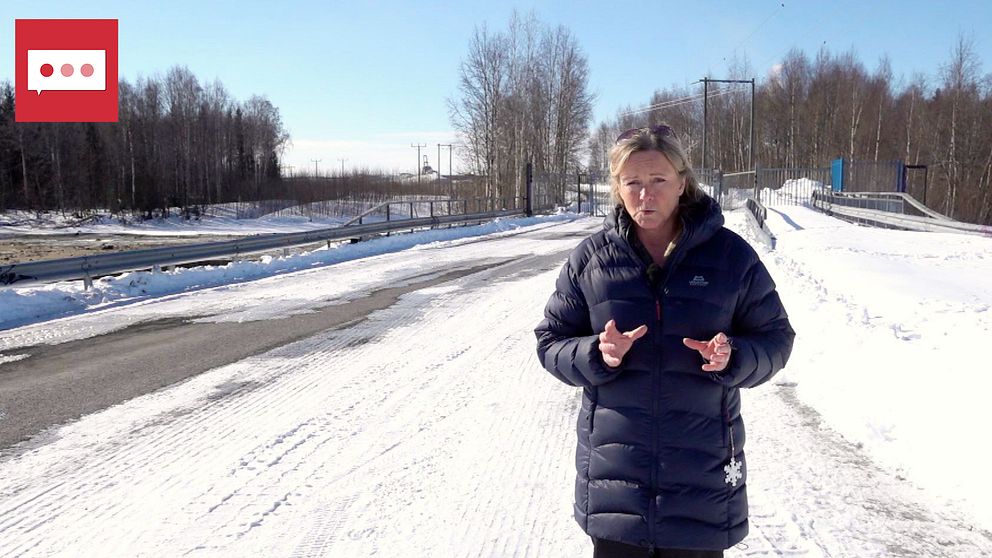 Randi Gitz, reporter vid SVT Nyheter Norrbotten, står ute i Svartöstaden och tittar in i kameran. Svarar på frågor om SSAB:s planerade stålverk