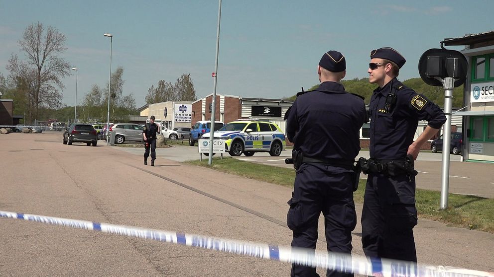 Morddömd åtalas nu för mordförsök på offrets bror | SVT Nyheter