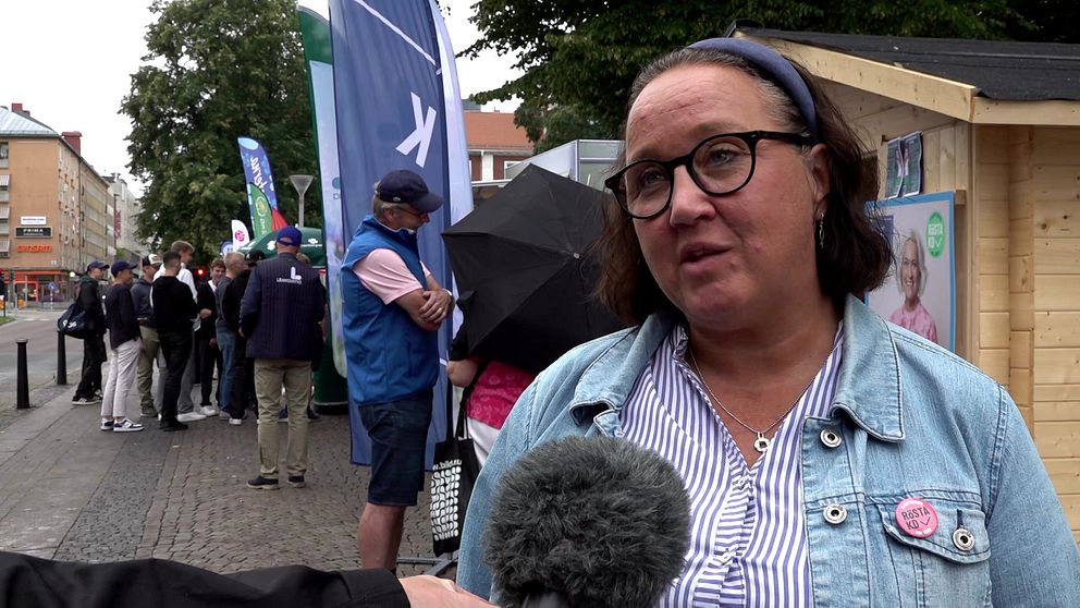 regionrådet Mia Frisk (KD) intervjuas utanför valstugor i Jönköping 2022.
