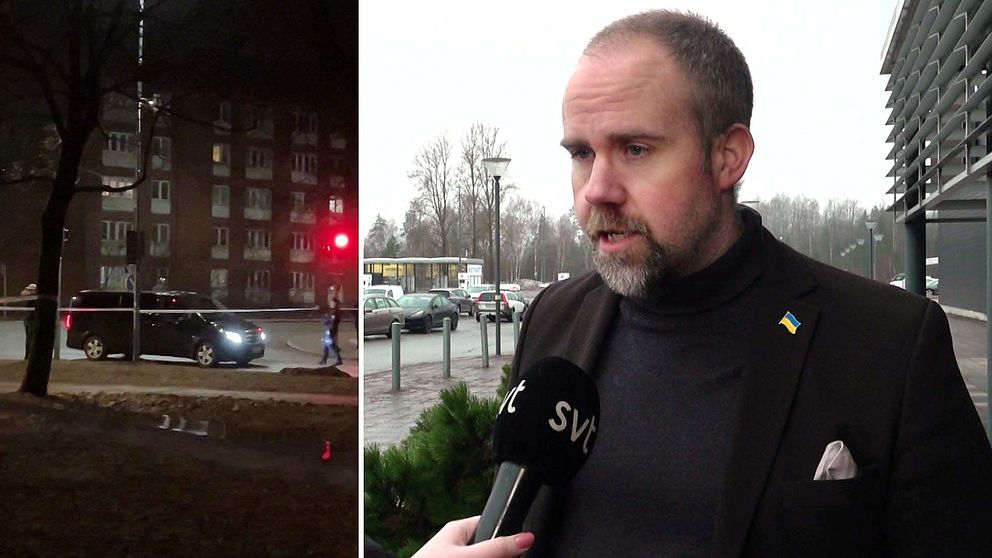 Till höger står John Johansson (S) kommunstyrelsens ordförande i Örebro klädd i svart kavaj och polotröja. i bakgrunden syns en parkering vid Marieberg. Till vänster syns en polisbil vid Södra station.