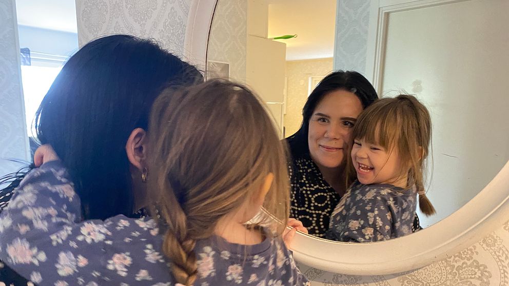 Selma 2,5 år tittar i en spegel tillsammans med mamma Alexandra.