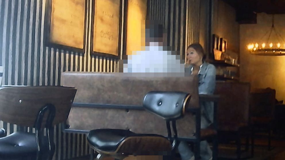 Stillbild från dokumentären Köp mina trosor, reportern Nellie Erberth sitter på ett café mittemot en pixlad person.