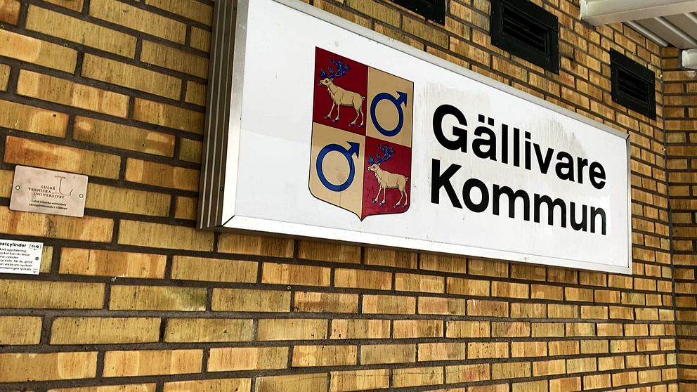En skylt med Gällivare kommun och kommunvapen på.