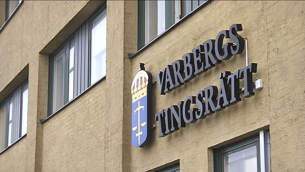 Husfasad med texten Varbergs tingsrätt.