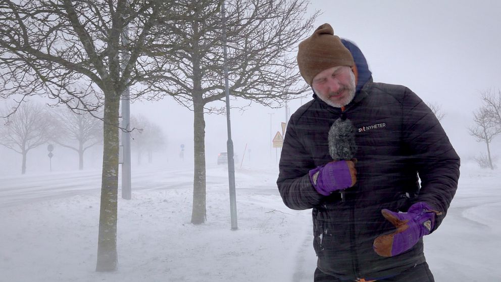 Reporter Patrik Widegren står ute i snöoväder.