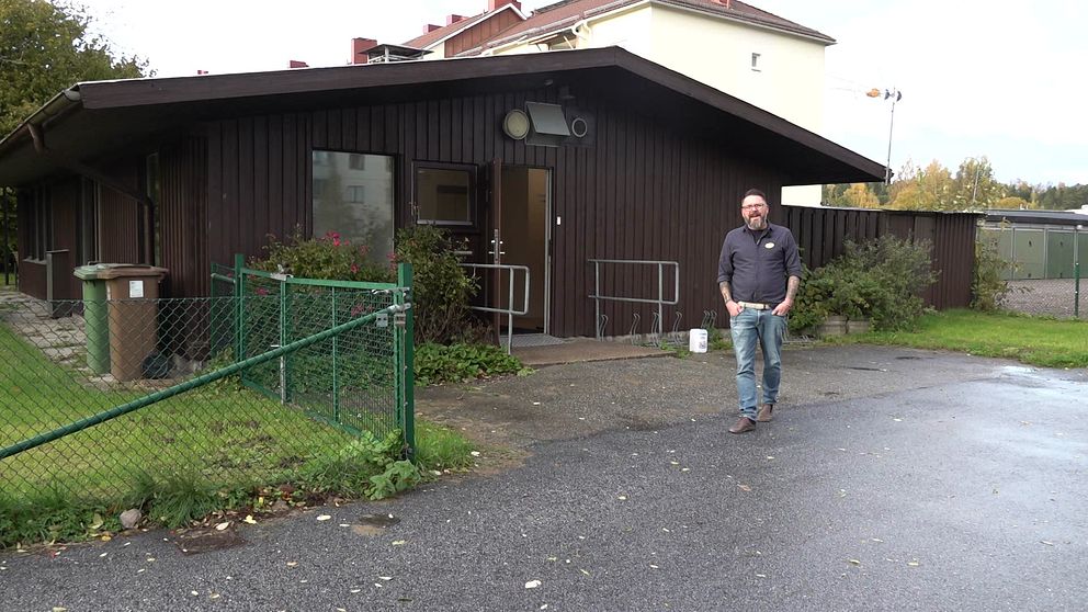Lärare står utanför akutskolan Delta i Nyköping.