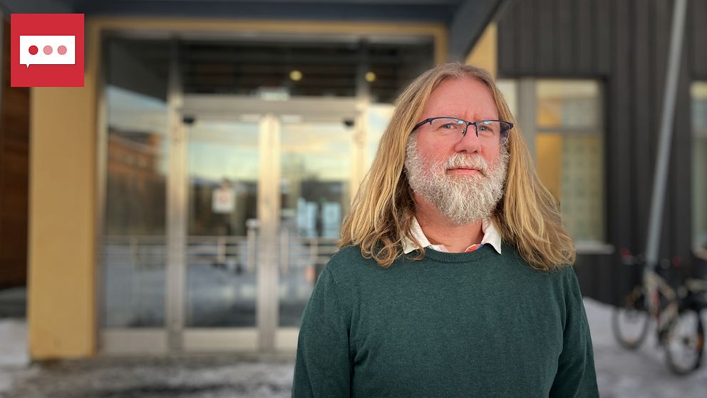 Fredrik Åhs, professor i psykologi står utanför mittuniversitetet i Östersund