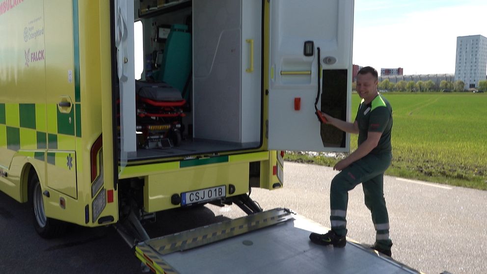 Sebastian Lindén, specialistsjuksköterska i ambulanssjukvård visar hur bakgavellyften fungerar på den bariatriska ambulansen