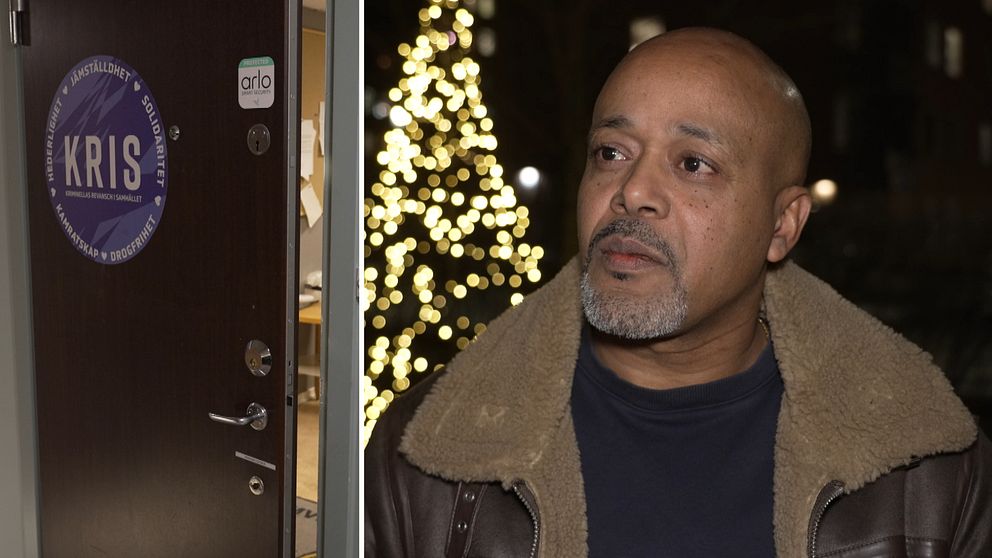 En dörr med en skylt som visar texten ”KRIS” på en lila cirkel, belägen i en mörk miljö, syns till vänster. Till höger står en person i en jacka med krage, framför en julgran dekorerad med ljus i bakgrunden.