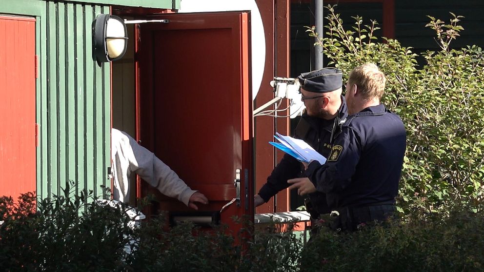 Polisen knackar dörr i bostadsområdet Norrliden i Kalmar.