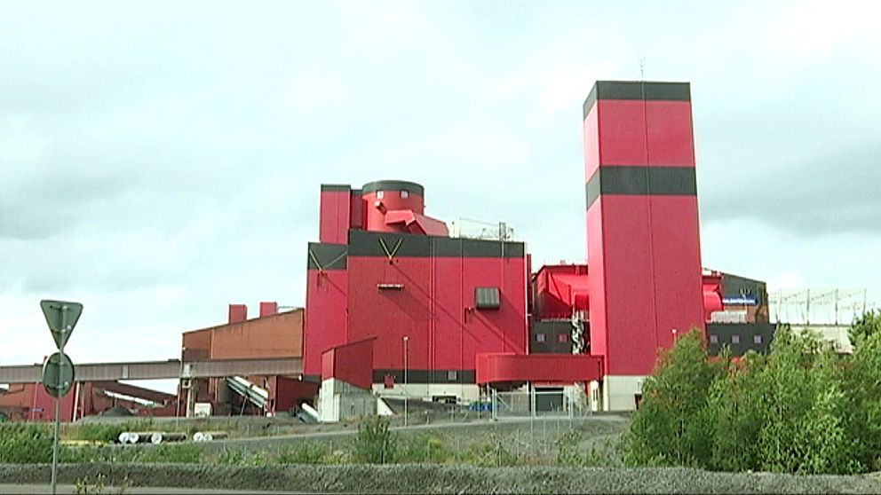 Exteriör på pelletsverket i Svappavaara som är en rödsvart byggnad.