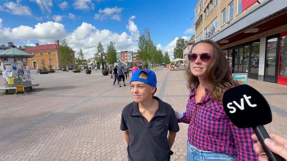 Lina Voulethe Tessert och sonen Jack tittar på polisens tillfälliga övervakningskamerorna i Lycksele