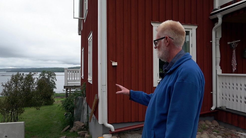 Gert Fredriksson i Rättvik visar skadorna på hans tomt efter Ovädret Hans