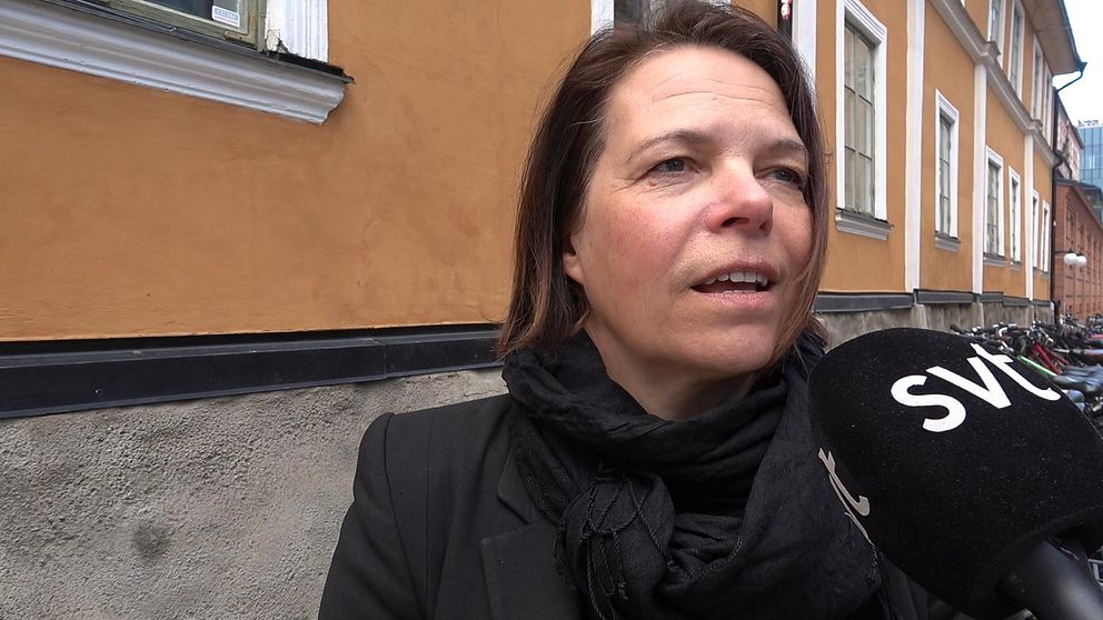 Helena Westin tittar in i kameran samtidigt som hon svarar på en fråga.