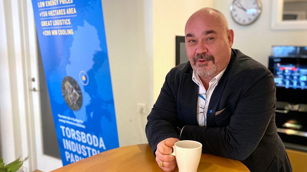 Christian Söderberg vd Torsboda Industrial Park dricker kaffe.
