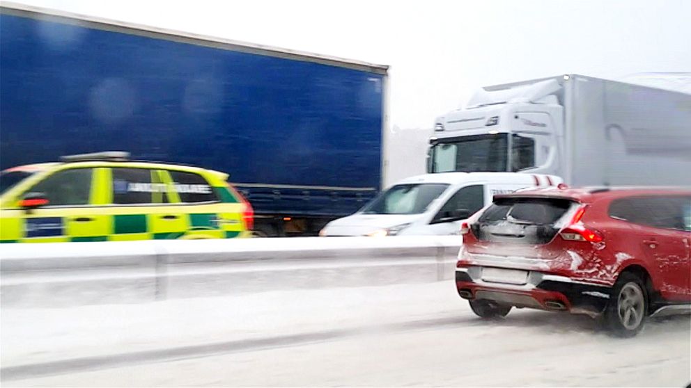 Stillastående trafik norrgående E4 med många stillastående långtradare en också räddningstjänst.