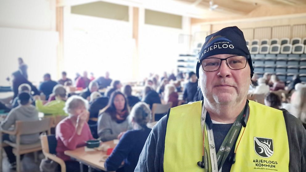 Peter Byrne, kostchef i Arjeplogs kommun,  står framför flera matgäster som kommit under berdskapsveckan.