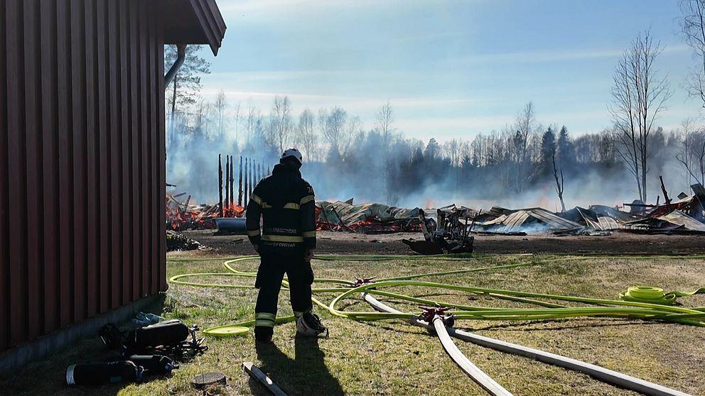 Stor brand i Anumark. En lada har brunnit ner till marken och även en intilliggande byggnad.