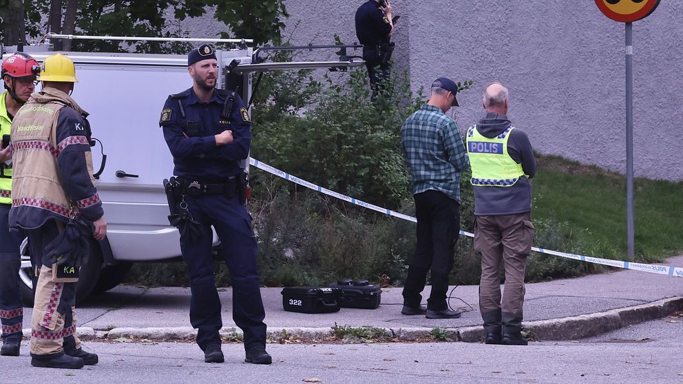 Polis och räddningstjänst vid avspärrning efter fynd av farligt föremål på Hägerstensåsen.