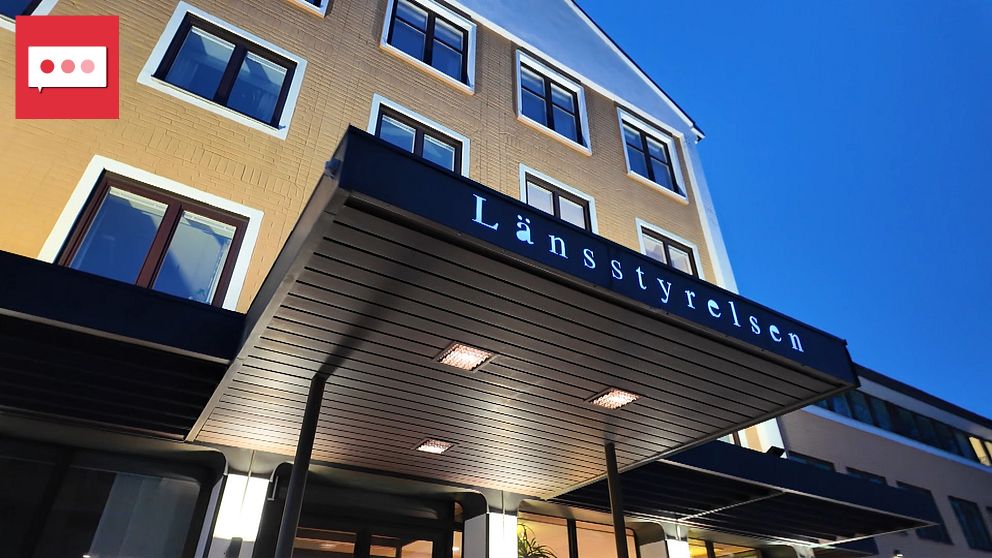 Fasad av en byggnad med skylten ”Länsstyrelsen” ovanför en ingång och kvällshimmel i bakgrunden.