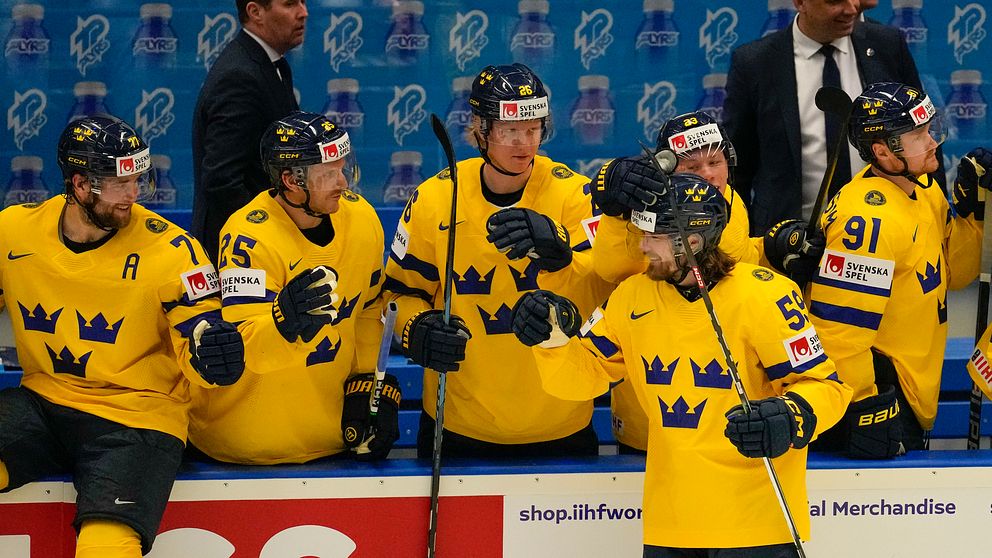 Se matchbilder från Tre Kronor Kazakstan i Sportnytt