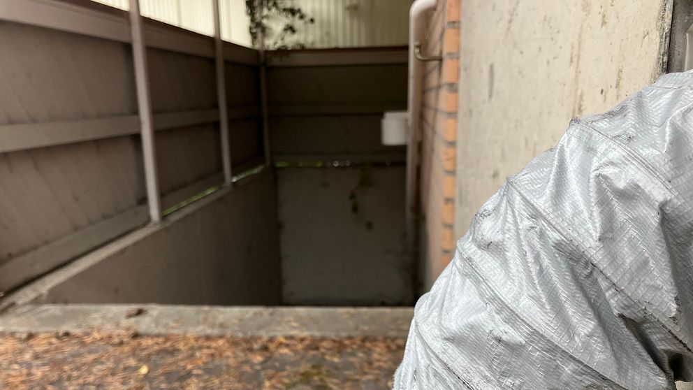 Ett rör med utluft från saneringen av rökskador efter brand