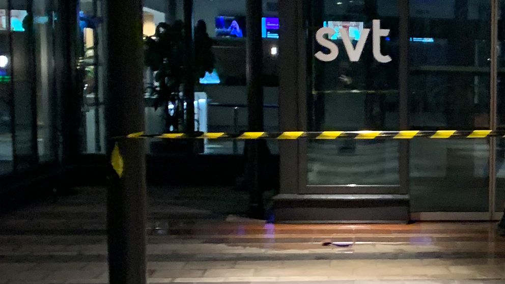 Ingången till SVT:s lokaler avstängd med varningsband .