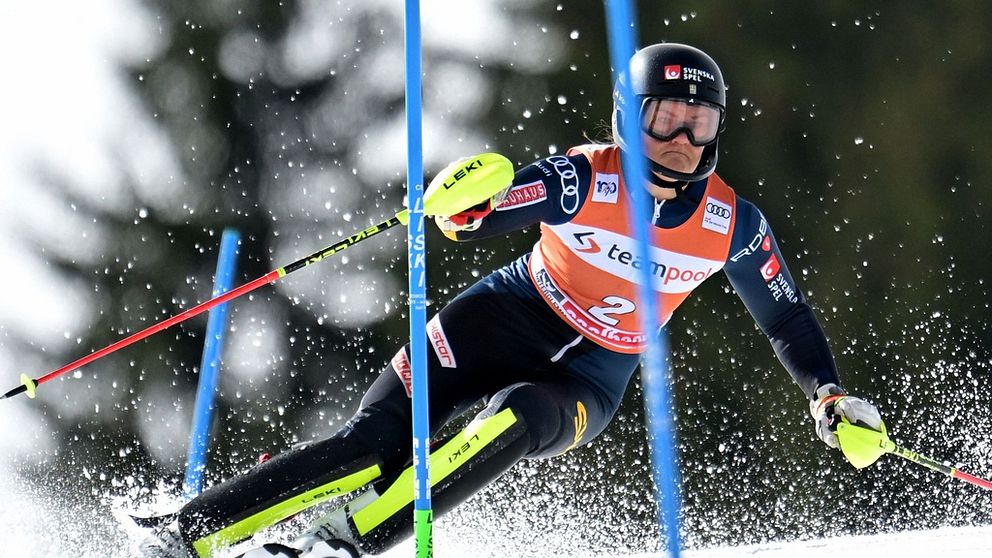Anna Swenn Larsson leder efter det första slalomåket i Saalbach.