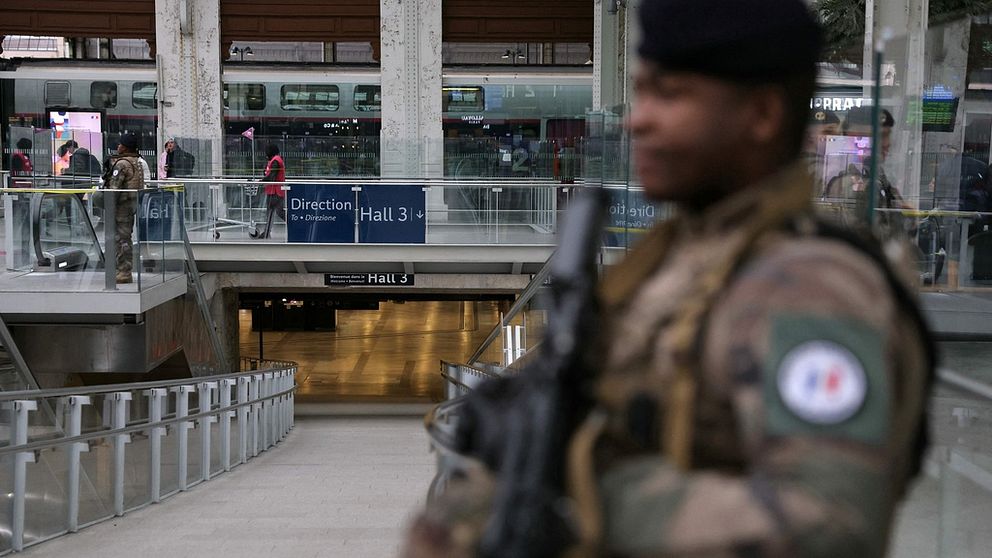 Beväpnad militär på plats på Gare de Lyon-stationen efter lördagens knivattack.