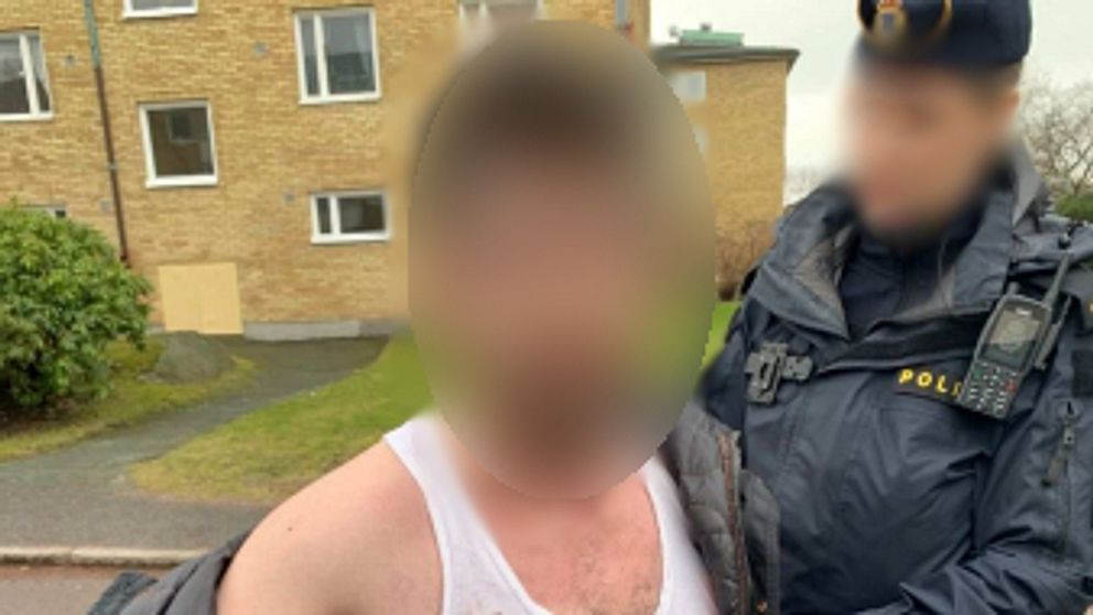 Man grips av polis.