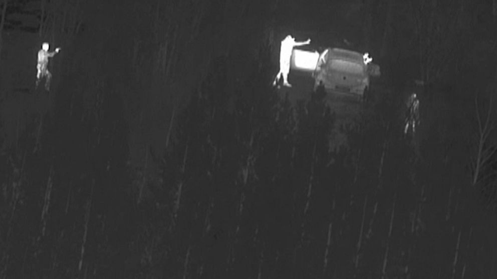 svartvit bild från värmekamera: poliser griper två knarksmugglare i skogen