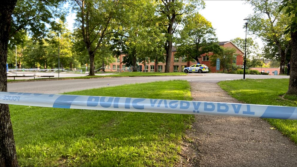 på bilden syns en plats som är avspärrad. Polistejp och en polisbild syns i bild.