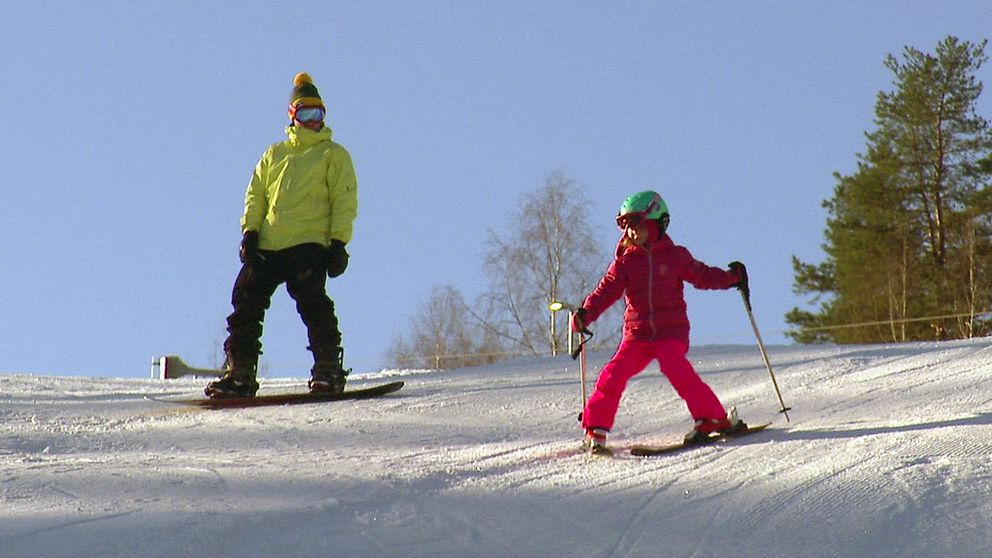 en man och ett barn som åker skidor i Bryngfjordsbacken