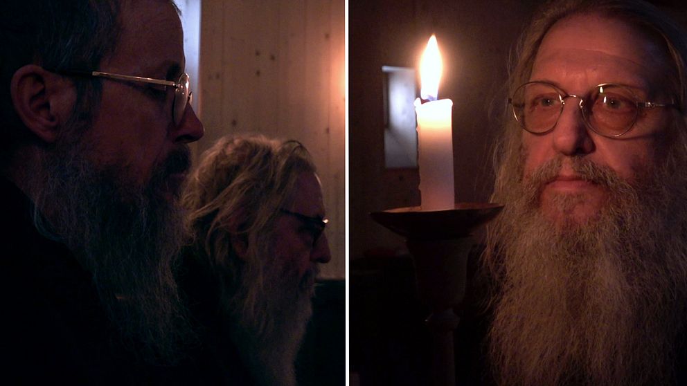 Två skäggiga munkar med glasögon som blundar i ett kyrkorum. Och på andra delen av bilden en skäggig munk med glasögon som tittar in i en låga från ett stearinljus.