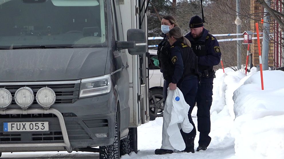 Polisen på plats vid brottsplatsen i Svartöstaden.