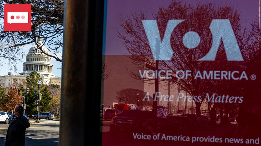 Voice of America-logga, Kapitolium i bakgrunden, man promenerar på trottoaren.